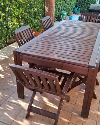 Tavolo in legno da giardino