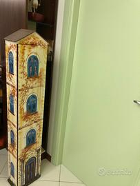 Piccolo mobile in legno dipinto