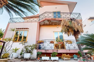 Villa indipendente bilivelli con ampio giardino