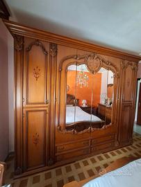Camera da letto classica anni '70/80 con letto con
