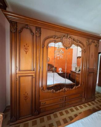 Camera da letto classica anni '70/80 con letto con