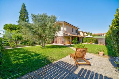 VILLA A SCHIERA D'ANGOLO A SANTA MARINELLA