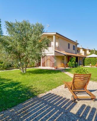 VILLA A SCHIERA D'ANGOLO A SANTA MARINELLA