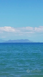 Fronte isole Eolie accanto a porto rosa