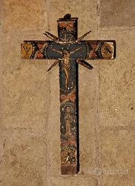 Antica croce in legno dipinta