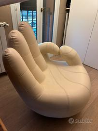 Poltrona design a forma di mano