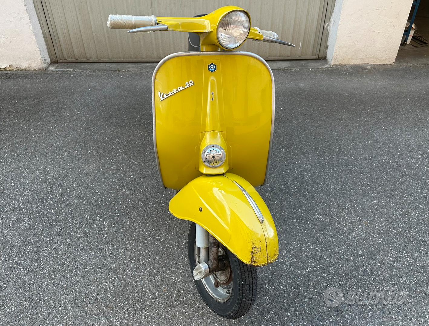 Vespa 50s Vespa 50 Giallo Texas Piaggio Vespa 50 Special (V5B3