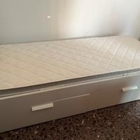 Letto singolo con dei cassetti