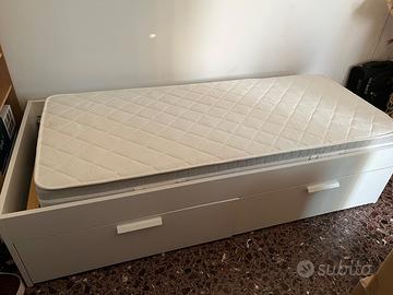Letto singolo con dei cassetti