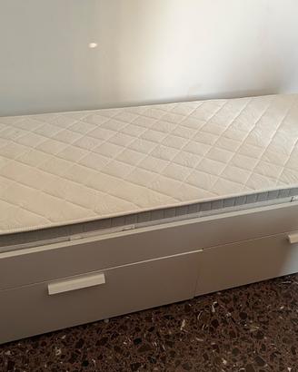 Letto singolo con dei cassetti