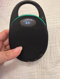 Cassa Bluetooth portatile con moschettone e LED