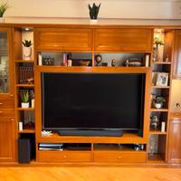 Parete attrezzata in legno massello pregiato.