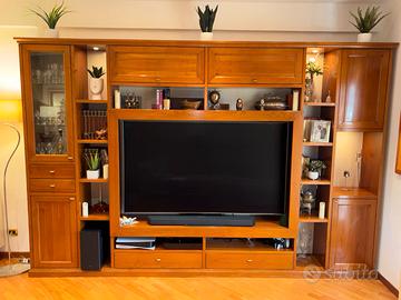 Parete attrezzata in legno massello pregiato.