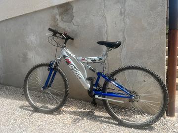 Bicicletta mountain bike