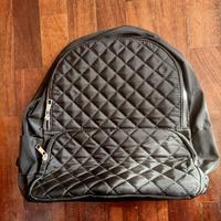 Zaino elegante, danneggiato un cordino.