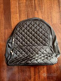 Zaino elegante, danneggiato un cordino.