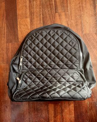 Zaino elegante, danneggiato un cordino.