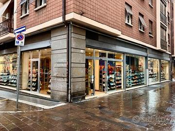 Splendido Grande Negozio al centro di Terni