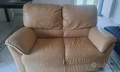 divano  super come nuovo due posti in vera pelle