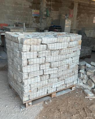 blocchi in pietra bianca per bordura aiuole 