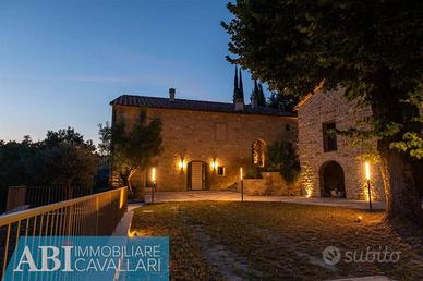 Rustico / Casale di 500 m² con più di 5 locali a M