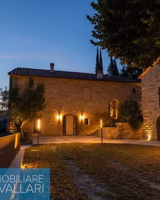 Rustico / Casale di 500 m² con più di 5 locali a M