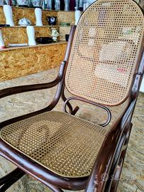 Poltrona a dondolo stile Thonet