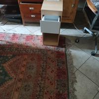 moderno comodino con prese web