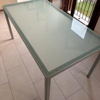 Tavolo da pranzo in vetro.