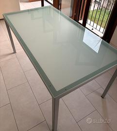 Tavolo da pranzo in vetro.