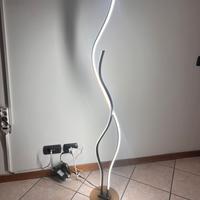 Lampada da terra intrecciata