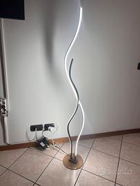 Lampada da terra intrecciata