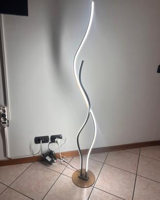 Lampada da terra intrecciata