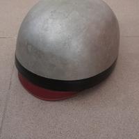 vecchio casco da motocicletta 