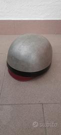 vecchio casco da motocicletta 