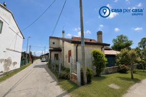 Villetta a schiera di Testa con cortile