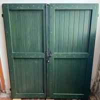 Portellone a due ante in legno verniciato verde