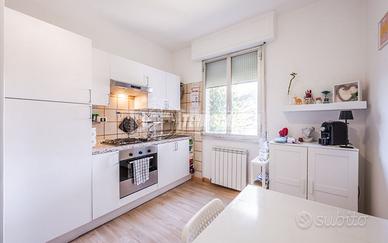 Trilocale al primo piano con balcone e posto auto