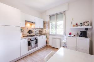 Trilocale al primo piano con balcone e posto auto