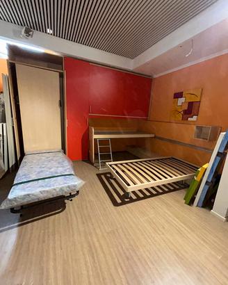 cameretta a ponte con tre letti e scrivania 