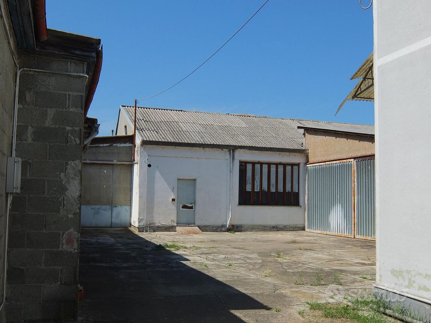 CAPANNONI CON CASA PRIVATA E TERRENO DI PERTINENZA - Vista 5