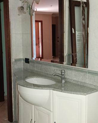 Mobile bagno, lavabo con rubinetteria annessa, e s