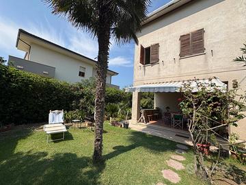 Marzocca villa unifamiliare con splendido giardino