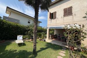 Marzocca villa unifamiliare con splendido giardino