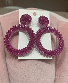 Orecchini pendenti cerchio fucsia con strass