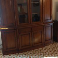 Mobile antico di legno da soggiorno