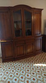 Mobile antico di legno da soggiorno