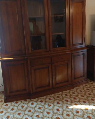 Mobile antico di legno da soggiorno