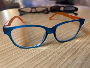 Occhiali da vista blu e arancioni