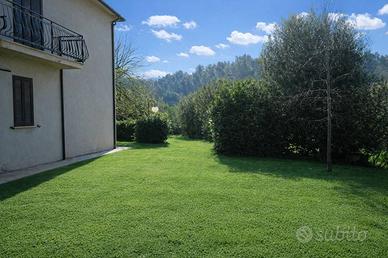 Casa indipendente con 4000 mq di giardino pianeggi